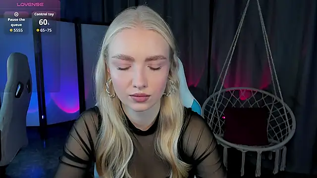 Snapshot of TessaGrays chatting on November 30, 2025, 8:18 am TessaGrays online show from November 30, 2025, 8:18 am