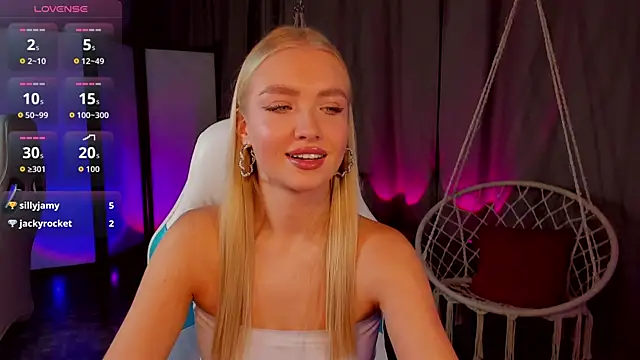 Snapshot of TessaGrays chatting on December 20, 2025, 8:32 am TessaGrays online show from December 20, 2025, 8:32 am