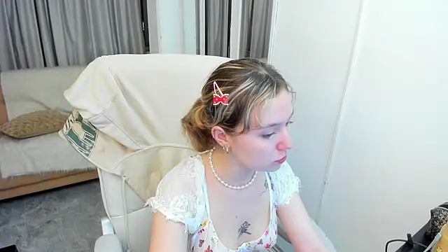 Lucia Copper online show from December 1, 2025, 3:39 pm