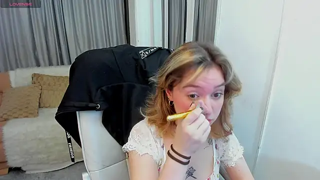 Lucia Copper online show from December 14, 2025, 11:59 am