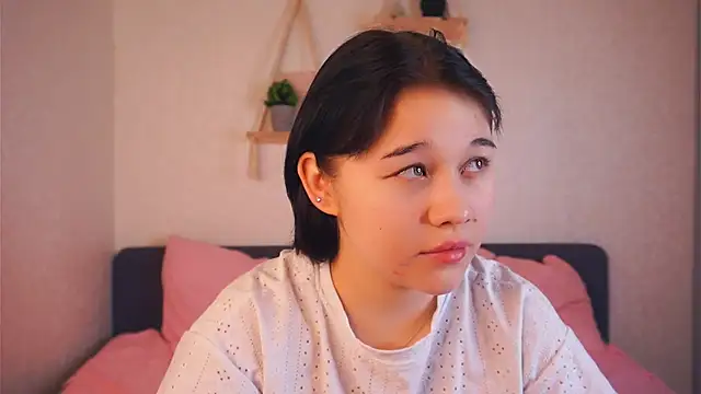 EviaVanveen online show from November 26, 2025, 7:42 am