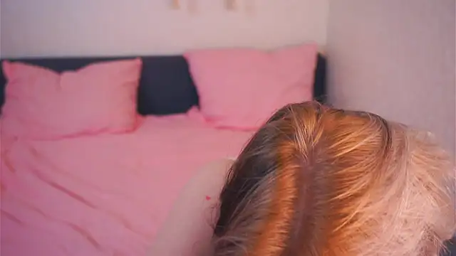 EviaVanveen online show from December 4, 2025, 7:39 am