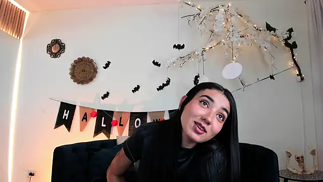 cloe taylor   online show from October 14, 2025, 4:24 am