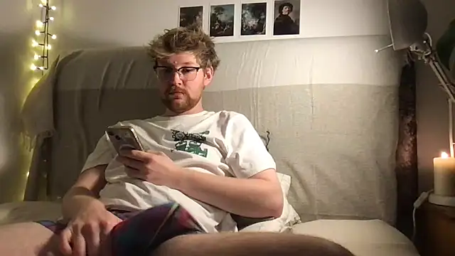 Snapshot of Angus80085 chatting on November 13, 2025, 9:36 pm Angus80085 online show from November 13, 2025, 9:36 pm