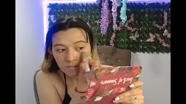 Snapshot of cristal_hills_19 chatting on December 18, 2025, 5:52 pm cristal hills 19 online show from December 18, 2025, 5:52 pm