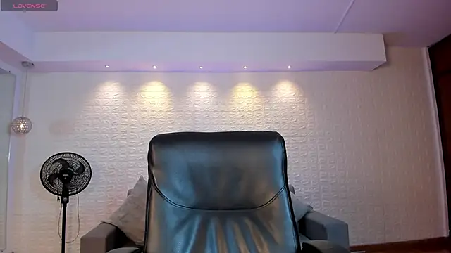 Snapshot of VenusCooper chatting on November 23, 2025, 12:38 pm VenusCooper online show from November 23, 2025, 12:38 pm