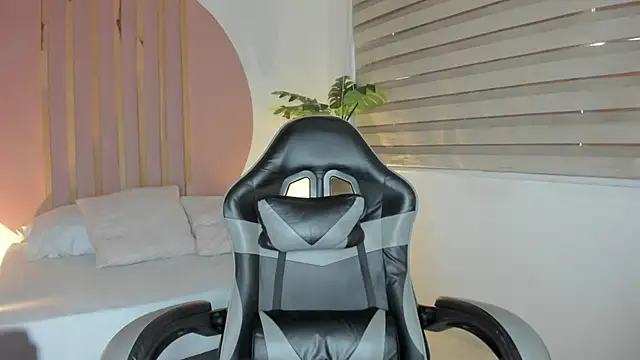 Snapshot of mia_curry chatting on October 13, 2025, 7:03 pm mia curry online show from October 13, 2025, 7:03 pm