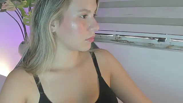 Snapshot of mia_curry chatting on November 14, 2025, 7:01 pm mia curry online show from November 14, 2025, 7:01 pm