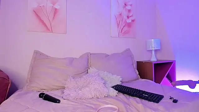 Nikolbrice online show from November 12, 2025, 7:13 pm