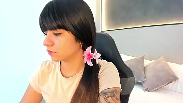 fiorella18  online show from November 27, 2025, 1:51 am