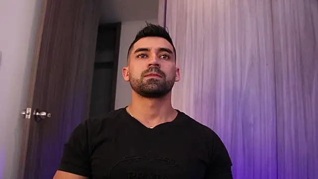 Snapshot of SOY_MIKE chatting on November 17, 2025, 11:32 pm SOY MIKE online show from November 17, 2025, 11:32 pm