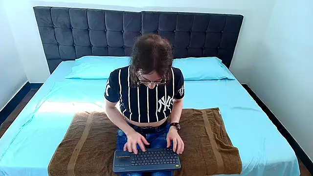 SnowyX  online show from October 9, 2025, 8:40 pm