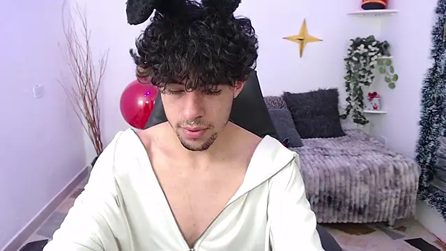 Liil boy online show from December 17, 2025, 12:44 pm