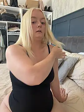 Snapshot of lusciouslylou chatting on August 5, 2026, 10:51 am lusciouslylou online show from August 5, 2026, 10:51 am