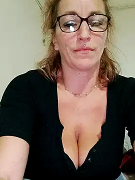 Fifi83Bell online show from November 3, 2025, 9:38 pm