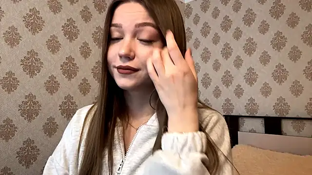 KissMeViolet online show from October 1, 2025, 4:51 am