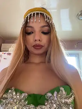 Snapshot of _Siennaaa_ chatting on November 3, 2025, 12:06 pm Siennaaa online show from November 3, 2025, 12:06 pm