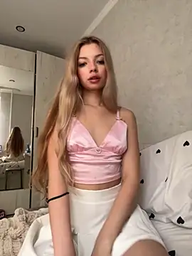  Siennaaa  online show from November 10, 2025, 1:10 pm