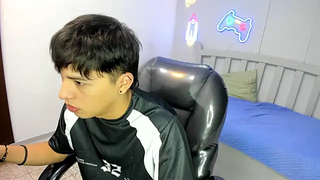 StiwenTwink online show from November 21, 2025, 4:05 pm