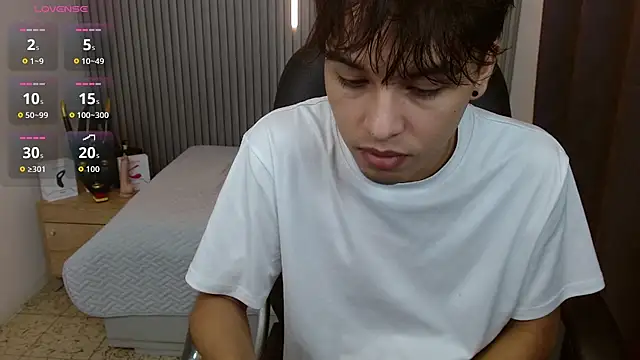 Snapshot of StiwenTwink chatting on May 4, 2026, 2:35 pm StiwenTwink online show from May 4, 2026, 2:35 pm