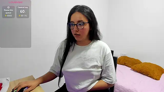 Venus cat  online show from November 4, 2025, 10:31 pm