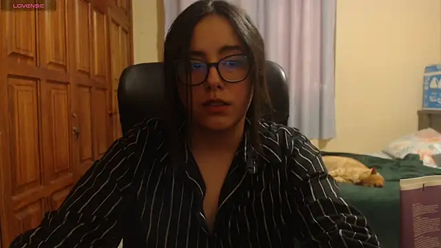 Venus cat  online show from December 16, 2025, 10:37 pm