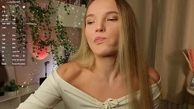 Snapshot of JulieLupo chatting on November 14, 2025, 6:12 am JulieLupo online show from November 14, 2025, 6:12 am