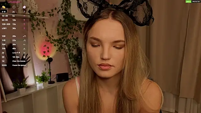 Snapshot of JulieLupo chatting on November 30, 2025, 6:06 am JulieLupo online show from November 30, 2025, 6:06 am