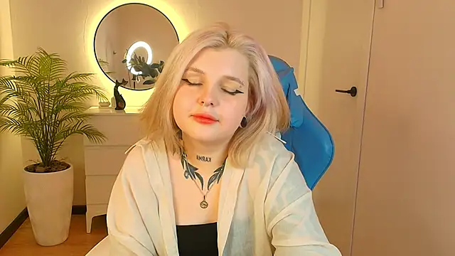 Shad0wPurr online show from October 3, 2025, 8:55 am