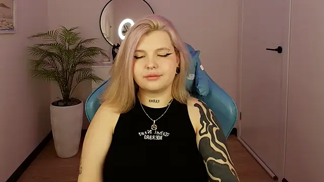 Shad0wPurr online show from October 10, 2025, 2:21 am