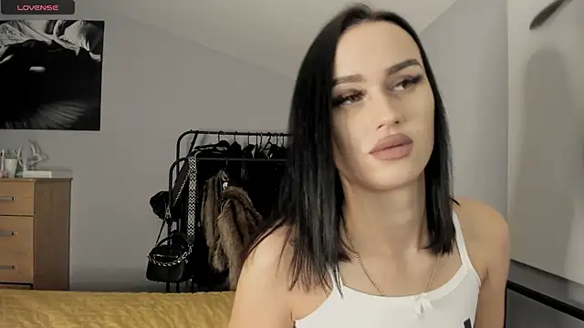 Lisa  Johnson online show from November 7, 2025, 12:10 am