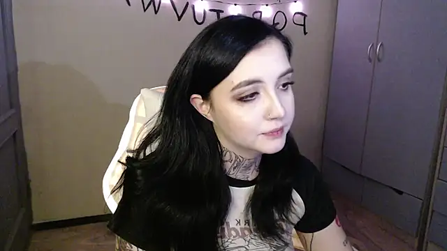 Rin andersonn online show from November 28, 2025, 8:22 pm