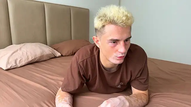 YummyGann online show from December 23, 2025, 4:32 am