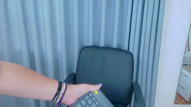 AmarisLenox   online show from December 2, 2025, 10:05 pm