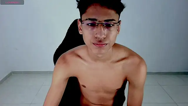 Im david02 online show from April 8, 2026, 1:11 pm