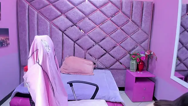 sarah sweett  online show from April 8, 2026, 2:50 pm