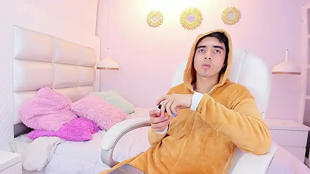 Hottie Guy online show from November 14, 2025, 5:55 pm