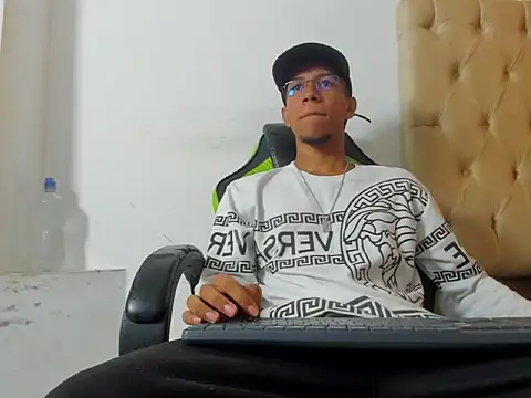 MaxVibe420 online show from October 16, 2025, 1:23 pm