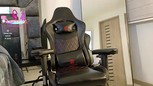 johnjaguar1  online show from October 9, 2025, 1:03 am