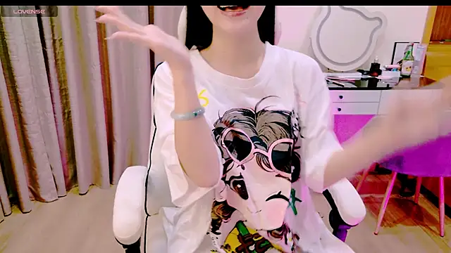  Aria Moonie online show from April 2, 2026, 3:53 pm