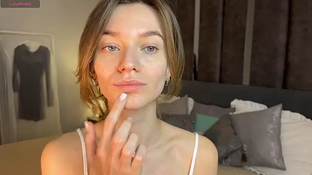 EvaToniz online show from December 14, 2025, 1:11 am