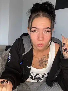 YoungZoexx online show from October 28, 2025, 8:51 am