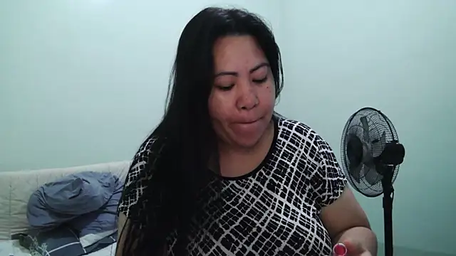 Snapshot of TeaseNPlease_13 chatting on December 18, 2025, 3:40 pm TeaseNPlease 13 online show from December 18, 2025, 3:40 pm