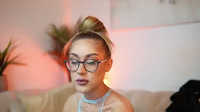 Snapshot of AileenKiss chatting on October 28, 2025, 7:38 pm AileenKiss online show from October 28, 2025, 7:38 pm