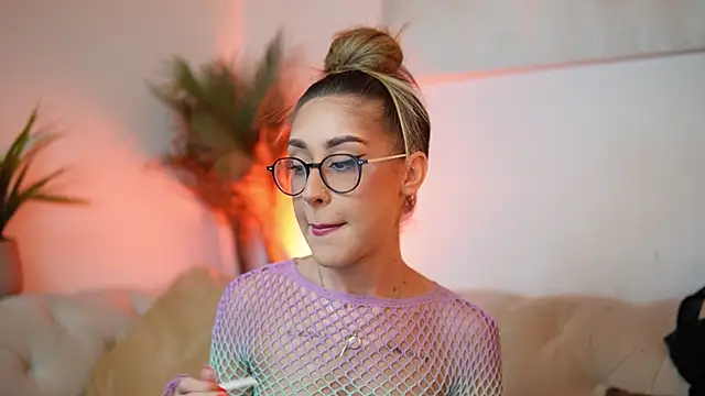 Snapshot of AileenKiss chatting on November 22, 2025, 8:19 pm AileenKiss online show from November 22, 2025, 8:19 pm