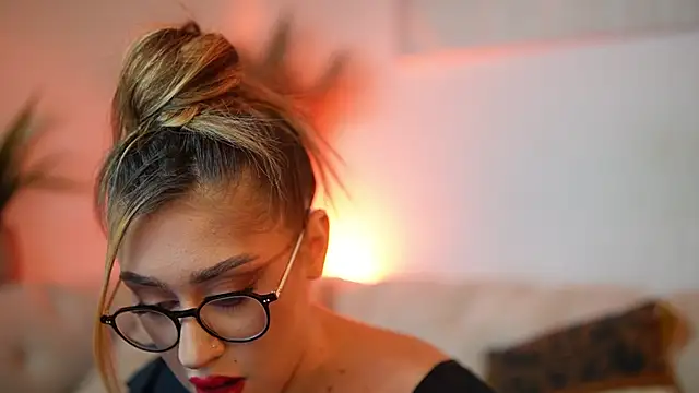 Snapshot of AileenKiss chatting on December 2, 2025, 8:04 pm AileenKiss online show from December 2, 2025, 8:04 pm