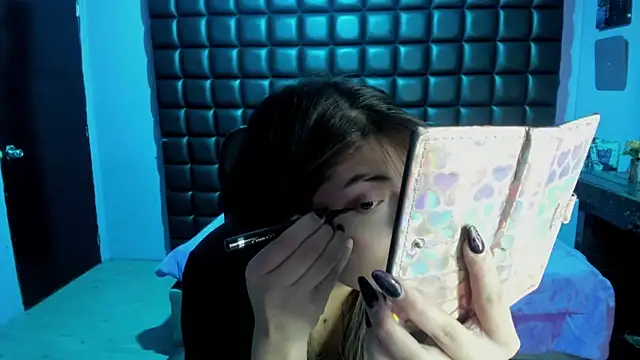 Snapshot of Violetta_Swett_ chatting on December 19, 2025, 11:50 am Violetta Swett online show from December 19, 2025, 11:50 am