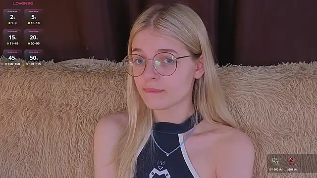 MonicaShiny online show from October 23, 2025, 5:44 pm