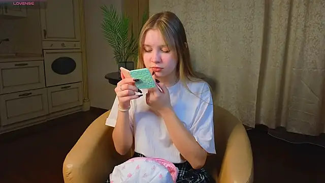 MarindaRuud online show from December 15, 2025, 11:47 am