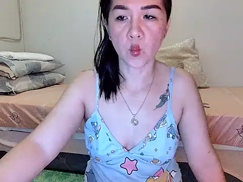 Snapshot of KissHott chatting on July 6, 2026, 8:33 pm KissHott online show from July 6, 2026, 8:33 pm